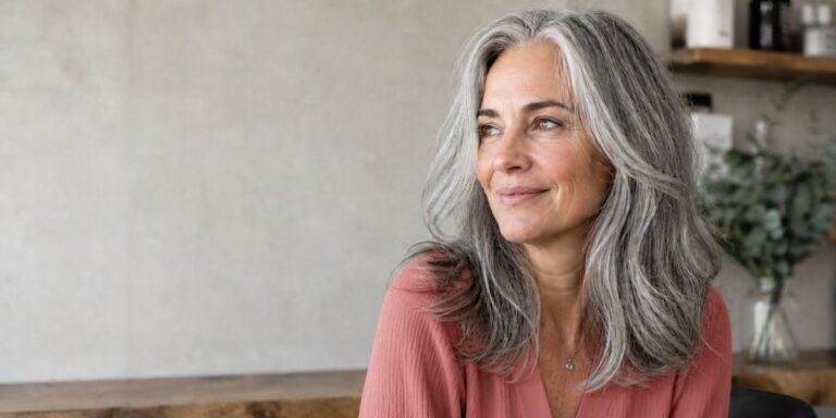 Cheveux gris femme - 6 conseils de coiffeurs pour les sublimer